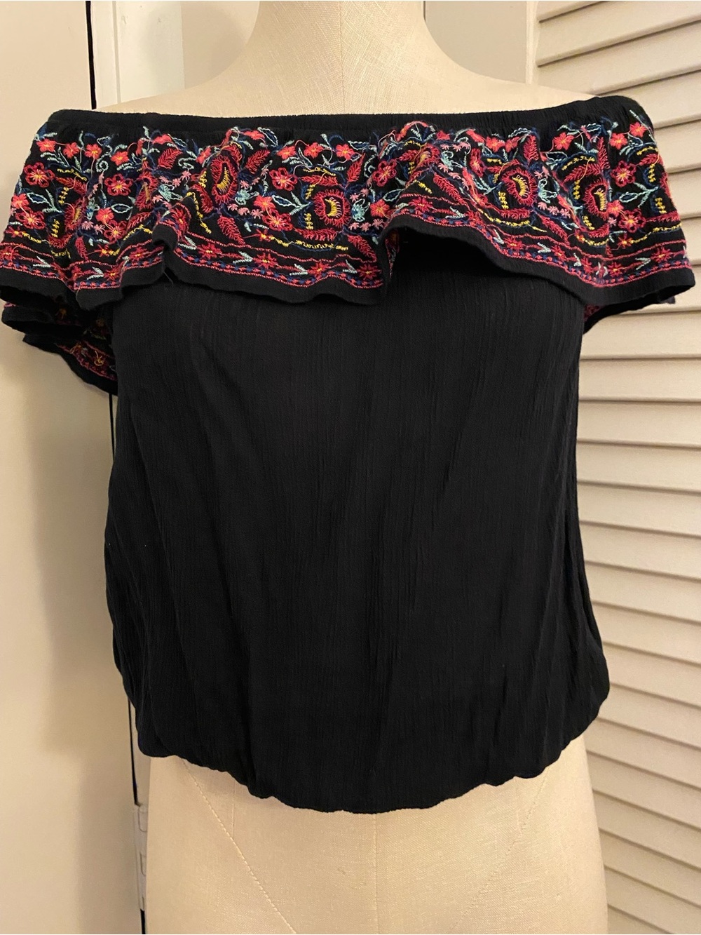 Arizona Jean Company Black Off-Shoulder Embroidered Crop Top- Size Medium